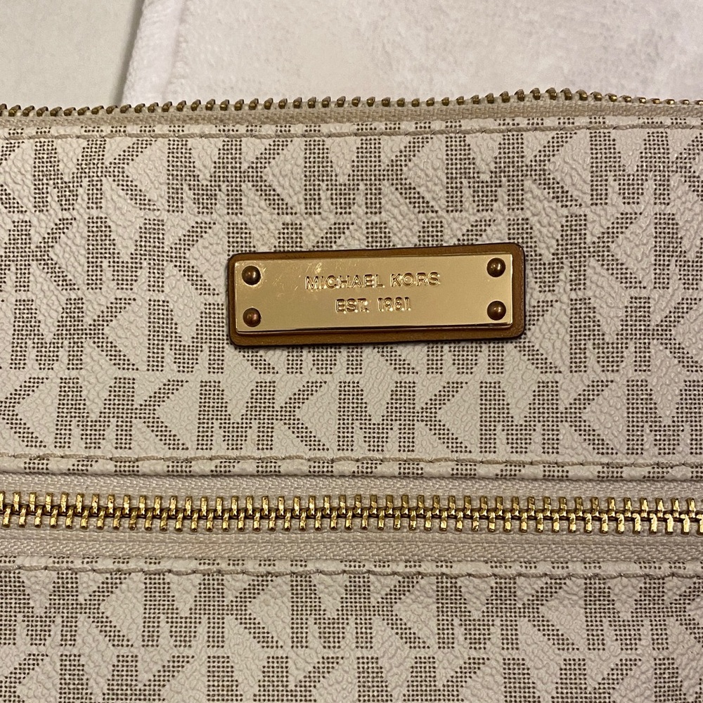 Michael Kors Crossbody Bag in cream - Picture 6 of 8